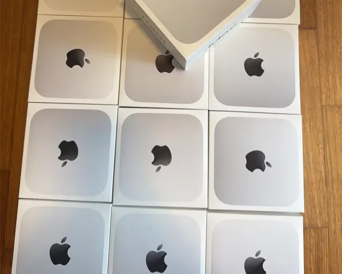 成排的 Mac mini 新机包装